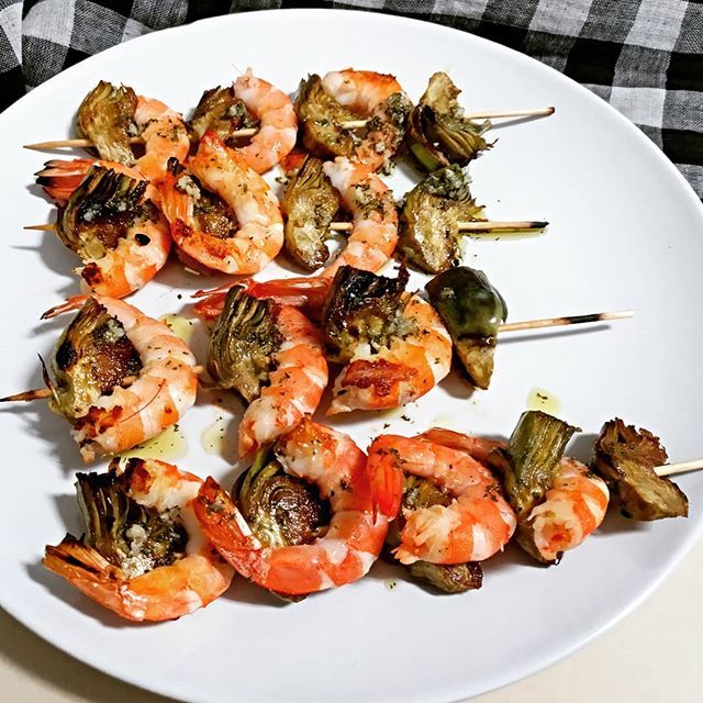 masendocrino's tweet photo. 📣 Buenos días, aquí os enseño la cenita de anoche. Brochetas de langostinos y alcachofas, por encima les puse aceite de oliva con un poco de ajo y perejil. Apto para dieta low-carb.
#masendocrino #cena #dietitian #cetogenica #lowcarb #dinner #aceitedeoliva #dietasana #fitfoo… https://t.co/rCUYtdFNF2