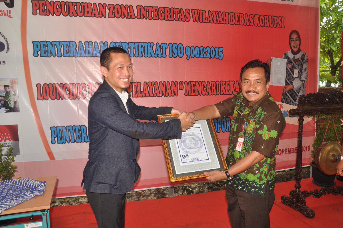humasGrobogan's tweet image. Penyerahan Sertifikat ISO 9001:2015 oleh kepala perwakilan Badang Sertifikasi Nasional Provinsi Jawa Tengah kepada Bupati Grobogan yang di wakili Sekretaris Daerah Dr. Ir. Mohamad Sumarsono
@SumarniGrobogan @Moh_Sumarsono @dukpilgrobogan #GroboganHebat #capil #humas #Purwodadi