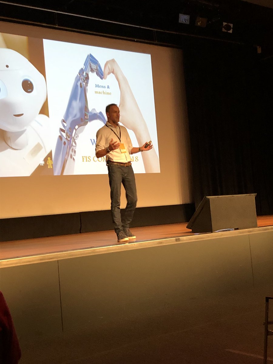 PeggyGeelen's tweet photo. We zijn begonnen! #fiscongres2018 ‘Mens en Machine’ voor universiteiten en hogescholen. Opening door Rob van den Wijngaard. Trots dat we hier als @EY_Nederland aan mogen bijdragen. https://t.co/injACKTM8q