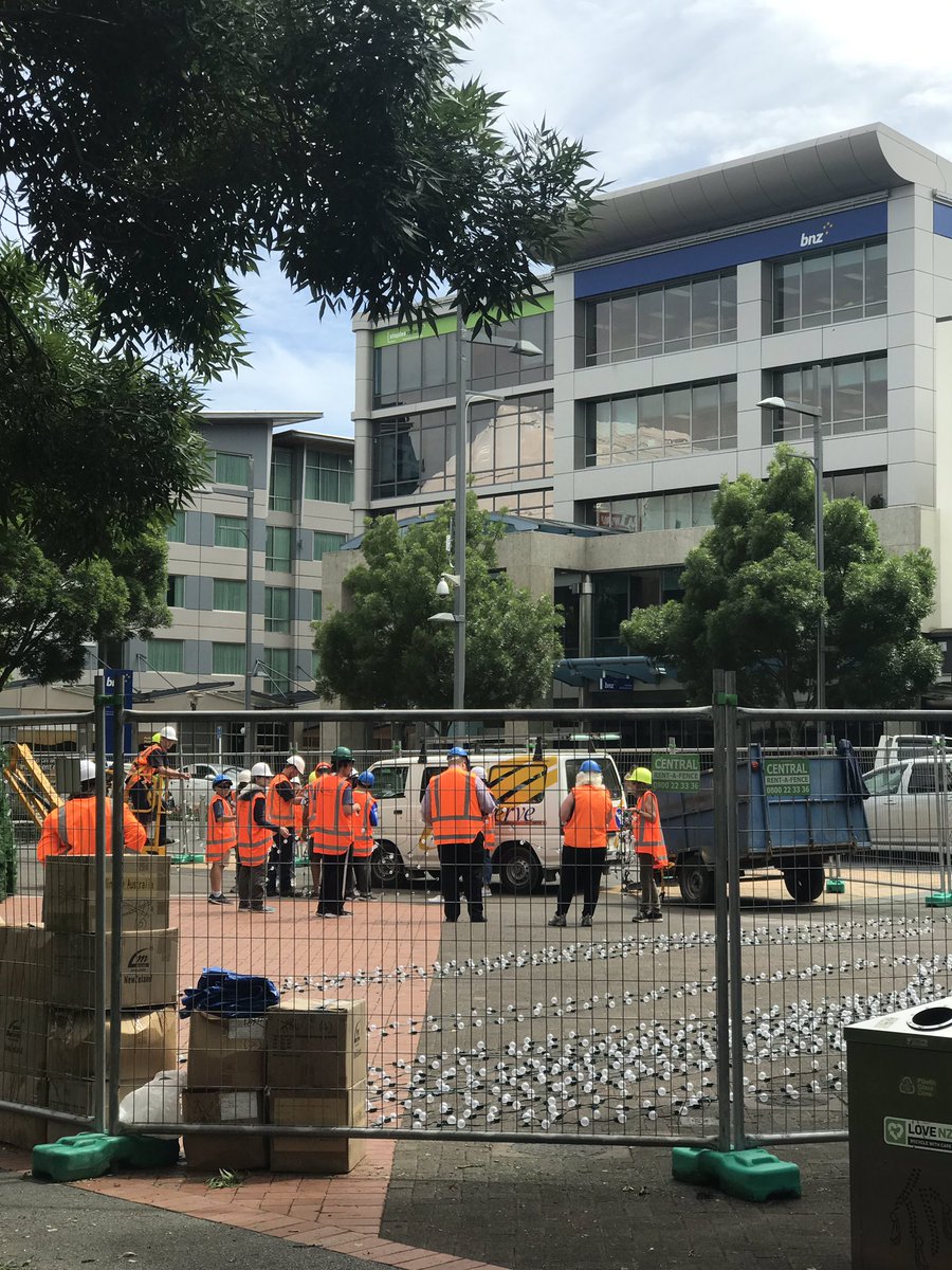 Wugga's tweet photo. How many hi-vis vests does it take to something something lightbulbs. #treewatch2018 https://t.co/HIhBj3vRJ3