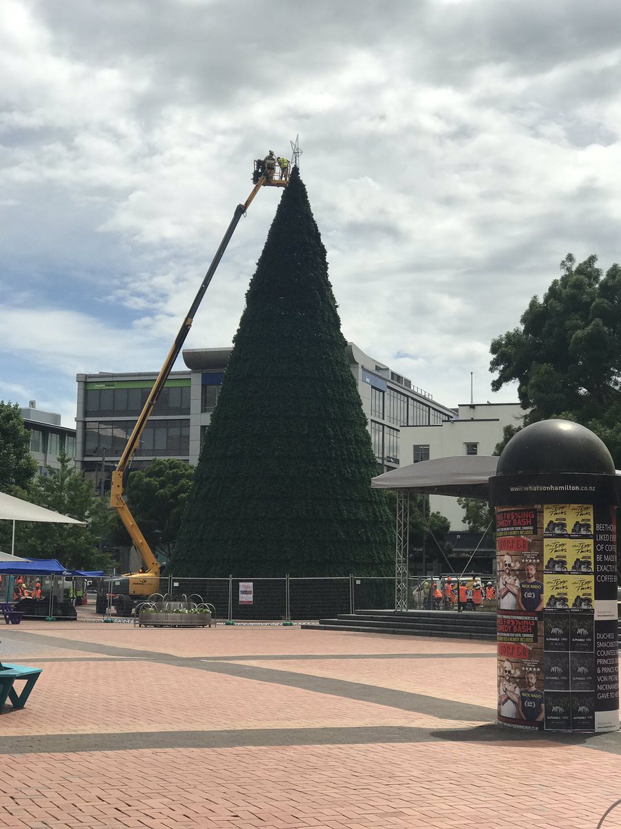 Wugga's tweet photo. How many hi-vis vests does it take to something something lightbulbs. #treewatch2018 https://t.co/HIhBj3vRJ3