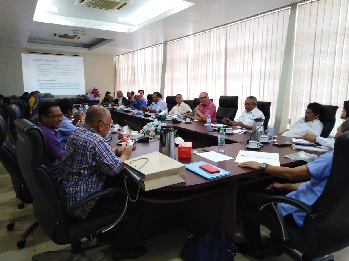 lkim_kelantan's tweet photo. Mesyuarat dan Perbincangan bersama AJK PSNTB
@LKIMHQ @zarinalkim @moaMalaysia @PNKBACHOK @UntongKeri
#MAHA2018 #MySE2018 #lkim #malaysia #lkimmy #viral #fishing #sea #seafood #OurFoodOurFuture #ikanbakar #NelayanHeroKami #persatuanelayan #jetty #ikanrakyat #island https://t.co/RNCcxcrNcE