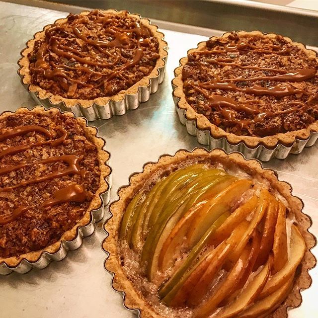 PopPostOfficial's tweet image. Post thanksgiving baking. Yes... Kathy needs her own baking Instagram page 💪🥧🥮🎂 ombré apple tart, almond crust and walnut caramel tart. Get in there! #baking #nytimesfood #pies #tarts #apples #thanksgiving #desserts #ilovetobake #kathbake #nytpies ift.tt/2ratgba