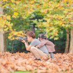 かっかわいい!写真を撮っているお父さんに甘える女の子!
