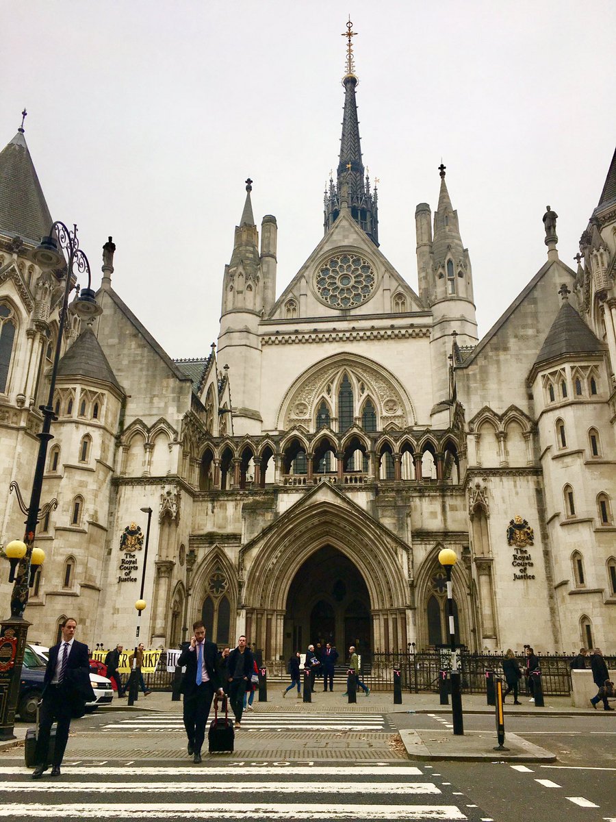 ちえり こちら オールドベイリーから少し歩いたとこにあるロンドンの王立裁判所なんですが さっき思い立って調べたらどうやら高等法院はここの中にあるそうなので ヴォルテックス閣下がいるとこですね 大時計の音が聴こえて来そう T Co