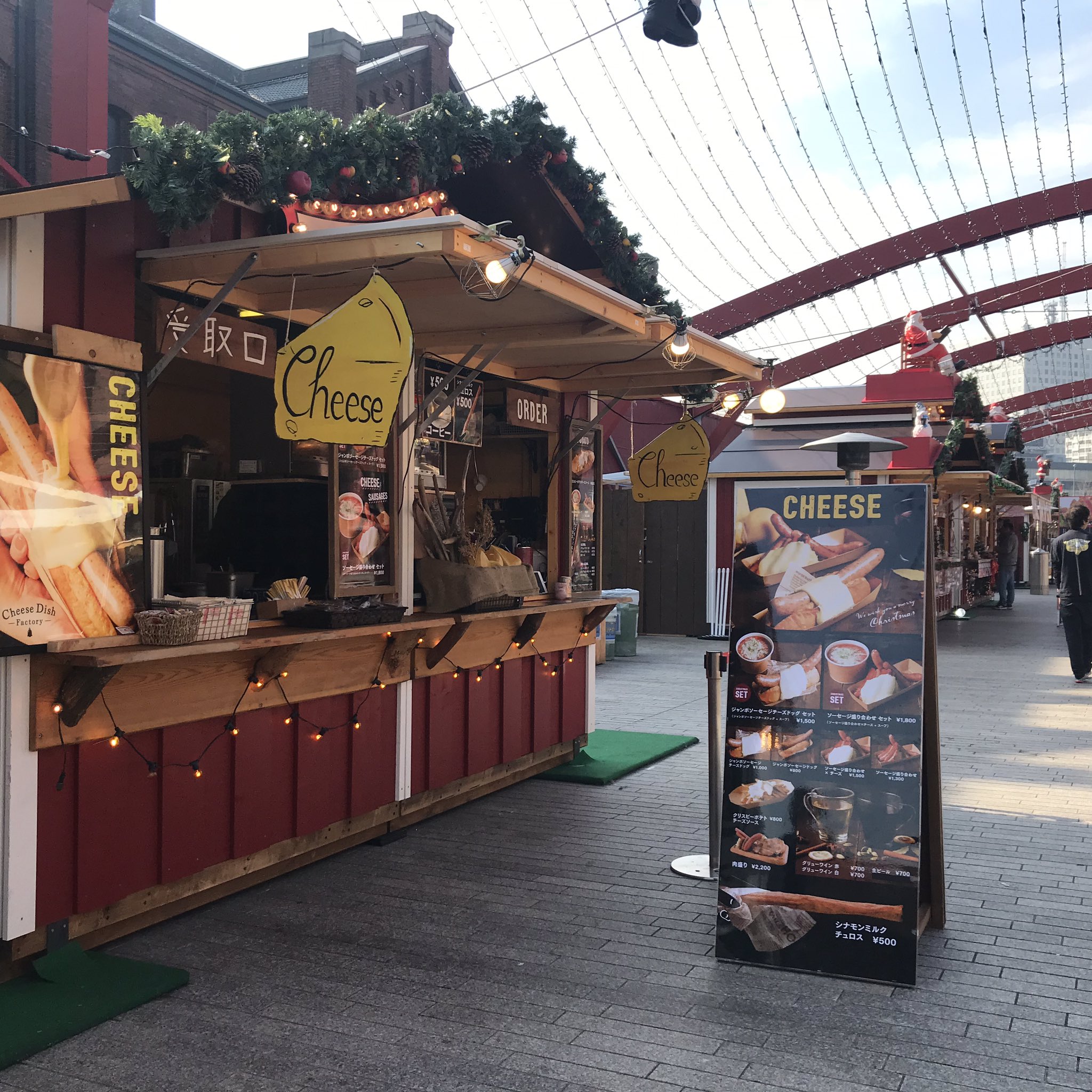 メテオdc在住者のシェーノ Ich Bin In Deutschland すみません 酔っ払い嘘つきました 横浜 赤レンガ倉庫 クリスマスマーケットに来ております 古都アーヘンをモデルにしたかわいい木製のヒュッテが並ぶヴァイナハツマルクト クリスマス