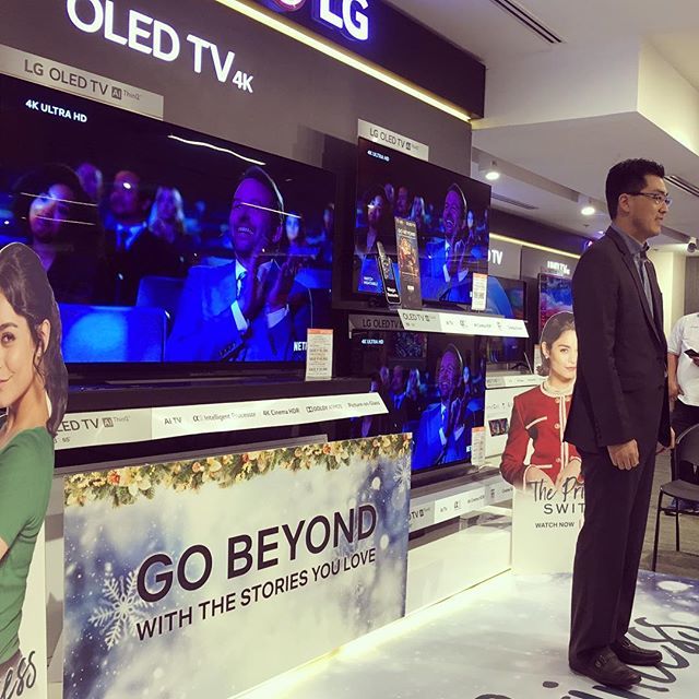 iamchingdee's tweet image. Here to launch LG Philippines and Netflix’s partnership with a grand roadshow! First Stop: SM Appliance Center at Megamall. #LGNetflix #LGGoBeyond ift.tt/2r8r4kA