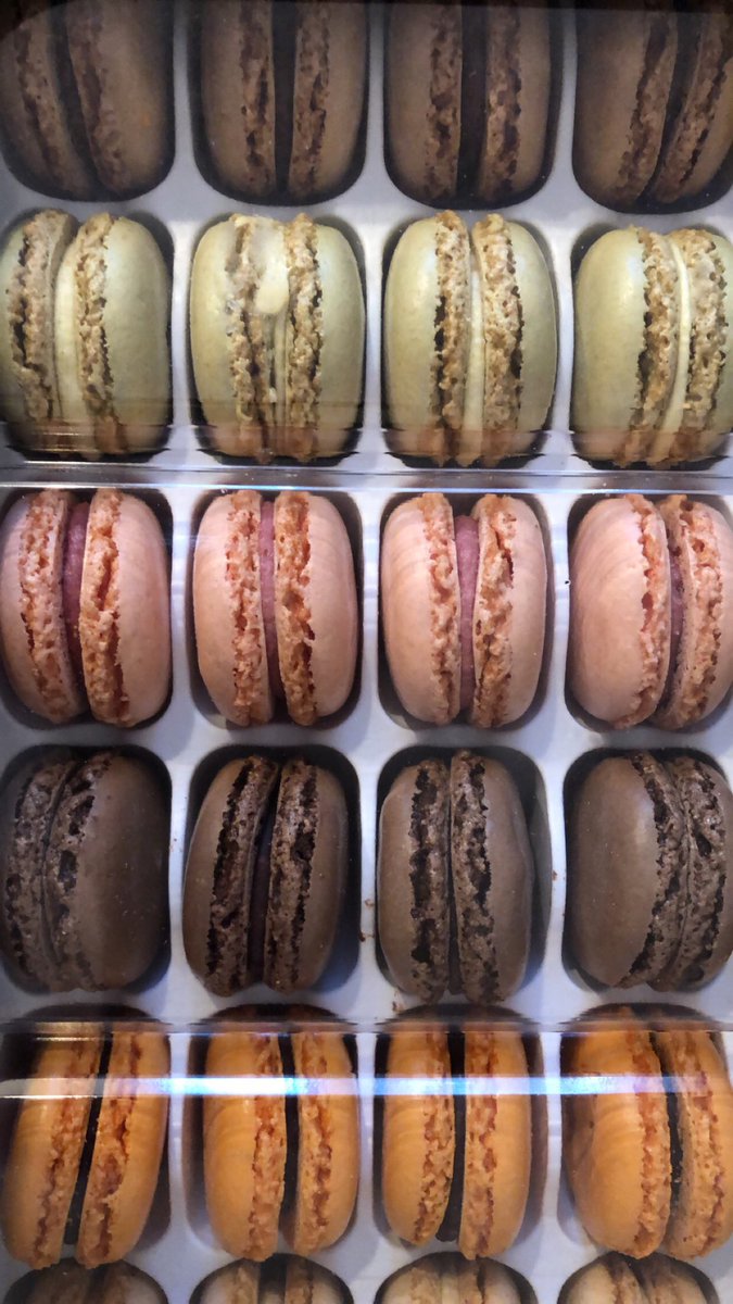 jordan23queen's tweet photo. Dessert 👐🏼 #macarons https://t.co/fW4ZKpG1rf