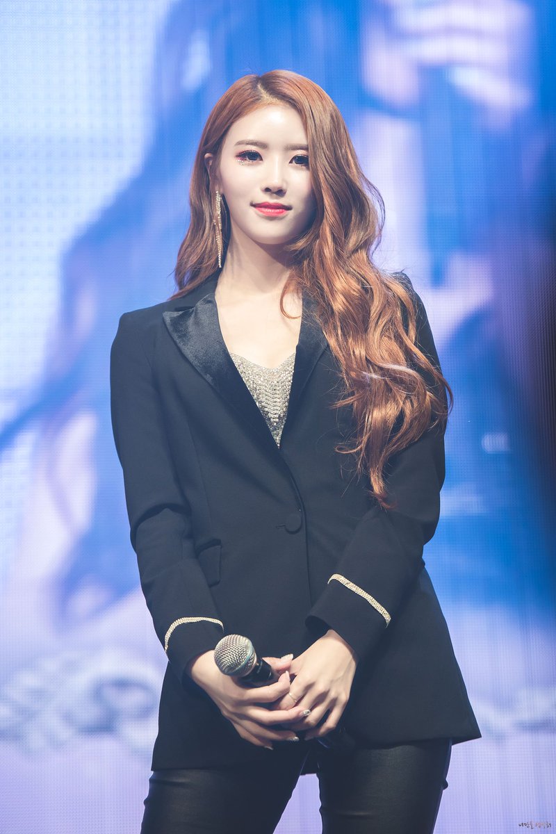 Lvlz_19940923's tweet photo. 181126 쇼케이스

#러블리즈 #Lovelyz #이미주 #미주
#Mijoo #ミジュ

널 처음 봤던 그날처럼 Rewind https://t.co/KG68oK6GIN