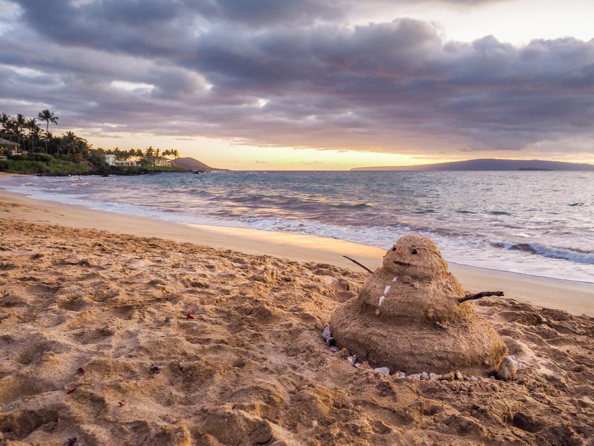 alannakyee's tweet photo. Another day
Another beach
Another snowma—uh, sunset 😅 #stillcanadian
#maui #hawaii #islandlife #visitmaui #stormhour #yegwx #shareyourweather #500pxrtg @B_Ubiquitous @EarthandClouds https://t.co/PCIDs5OXYc
