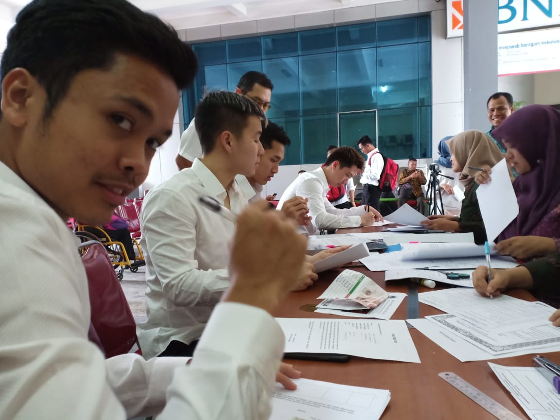 Para atlet badminton mengurus administrasi terlebih dulu