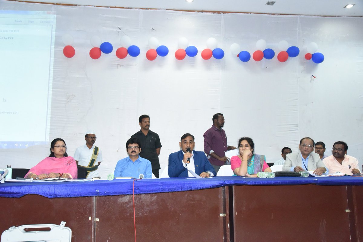 DEOSRD's tweet photo. జిల్లాలో స్వేచ్చాయుత వాతావరణంలో ఎన్నికల నిర్వహణకు మైక్రో అబ్జర్వర్లు భాద్యతాయుతంగా పని చేయాలని ఎన్నికల సాధారణ పరిశీలకులు వార్ సహాయ్ మీనా అన్నారు #SangareddyDistrict https://t.co/2bsKHJ49AF