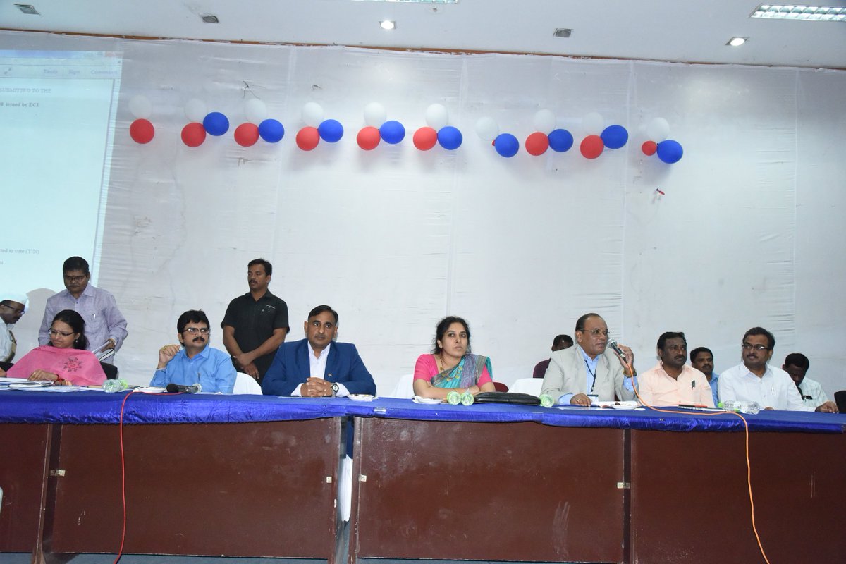 DEOSRD's tweet photo. జిల్లాలో స్వేచ్చాయుత వాతావరణంలో ఎన్నికల నిర్వహణకు మైక్రో అబ్జర్వర్లు భాద్యతాయుతంగా పని చేయాలని ఎన్నికల సాధారణ పరిశీలకులు వార్ సహాయ్ మీనా అన్నారు #SangareddyDistrict https://t.co/2bsKHJ49AF