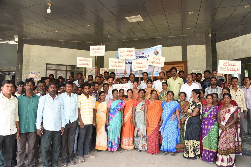 DEOSRD's tweet photo. ప్రతి ఒక్కరు ఓటు హక్కును వినియోగించుకొని ప్రజాస్వామ్యాని కాపాడాలని జిల్లా రెవిన్యూ అధికారి వెంకటేశ్వర్లు పిలుపు నిచ్చారు #SangareddyDistrict https://t.co/3Jaxac0fYY