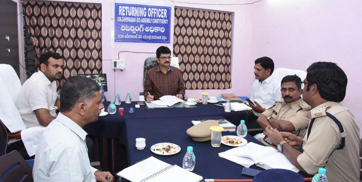 DEOSRD's tweet photo. ఎన్నికల దృష్టిలో ఉంచుకుని భద్రతను జిల్లా కలెక్టర్ సమీక్ష నిర్వహించారు, కర్ణాటక బిదర్ జిల్లా SP  అధికారులతో సమీక్ష సమావేశం నిర్వహించారు. తెలంగాణ కర్ణాటక రాష్ట్ర సరిహద్దుల్లో  భద్రత 24 గంటలు నిర్వహించాలని అధికారులను ఆదేశించారు  #SangareddyDistrict https://t.co/7bC4Zrey8W