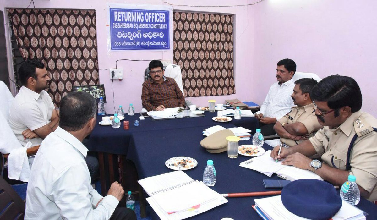 DEOSRD's tweet photo. ఎన్నికల దృష్టిలో ఉంచుకుని భద్రతను జిల్లా కలెక్టర్ సమీక్ష నిర్వహించారు, కర్ణాటక బిదర్ జిల్లా SP  అధికారులతో సమీక్ష సమావేశం నిర్వహించారు. తెలంగాణ కర్ణాటక రాష్ట్ర సరిహద్దుల్లో  భద్రత 24 గంటలు నిర్వహించాలని అధికారులను ఆదేశించారు  #SangareddyDistrict https://t.co/7bC4Zrey8W