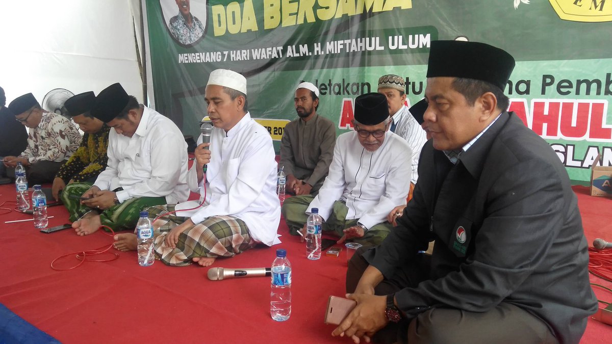 muhammad_miskan's tweet photo. Tahlil dan Doa Bersama 
Mengenang 7 Hari Wafat Almaghfurlah H.Miftahul Ulum dan Peletakan Batu Pertama Pembangunan Aula Miftahul Ulum Universitas Islam Jember https://t.co/Q2JUOOHIUT
