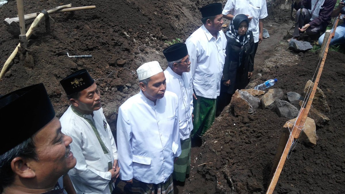 muhammad_miskan's tweet photo. Tahlil dan Doa Bersama 
Mengenang 7 Hari Wafat Almaghfurlah H.Miftahul Ulum dan Peletakan Batu Pertama Pembangunan Aula Miftahul Ulum Universitas Islam Jember https://t.co/Q2JUOOHIUT