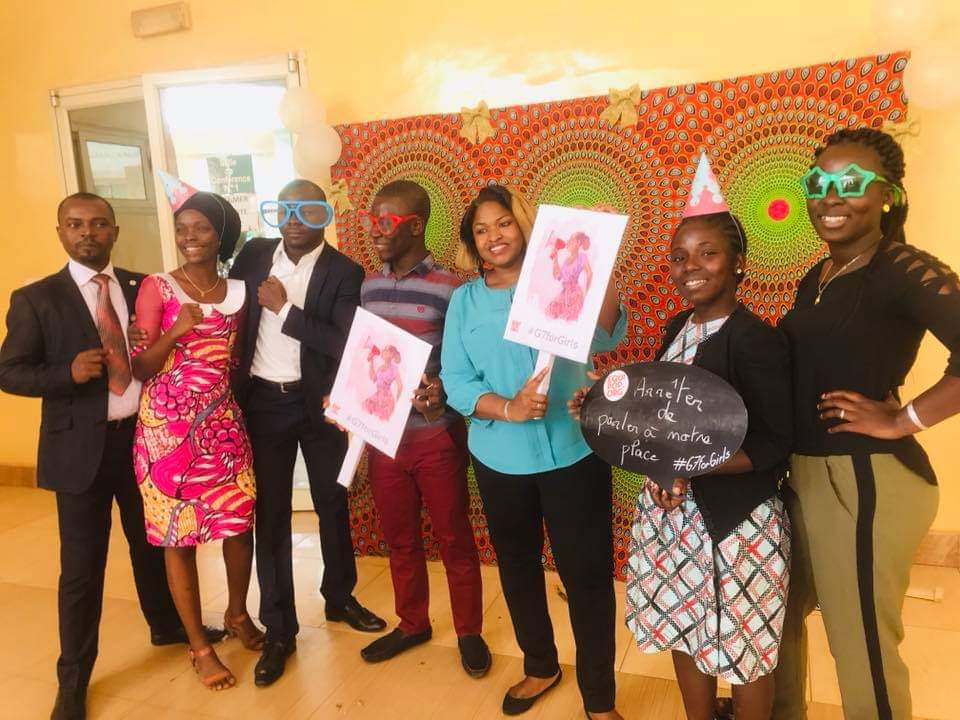 J1 de l'atelier régional "Amplifier la voix des jeunes féministes en Afrique de l’Ouest" fut très riche hier. 
Lors des plénières, en image la présentation du groupe 3 pendant la session 3 : Actions des jeunes féministes d'Afrique  de l'Ouest 
#EcoutezNousAussi
#G7ForGirls