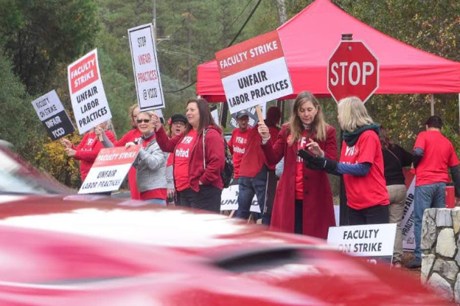 g_ricapito's tweet photo. The Yosemite Community College District faculty strike began today at Columbia College. District and union reps + students weigh in: https://t.co/evd67F8b9j #YFAstrike #YCCD #ColumbiaCollege #ModestoJuniorCollege #strike #protest @Columbia_Tweets 📸: @MaggPieBeck https://t.co/KQ6wWPVY5y