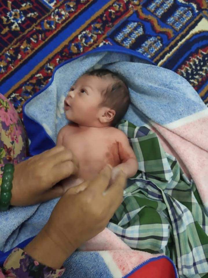 Akutweetfakkta's tweet photo. Kesian awak dibuang. 

Kepada syaitan tu kalau tak nak anak itu tolong bagi kat saya, saya rela amik dia sebagai anak angkat. 

Comel awak anak syurga😘 https://t.co/sjxJjwervF