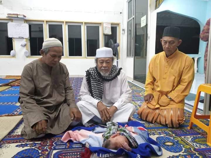 Akutweetfakkta's tweet photo. Kesian awak dibuang. 

Kepada syaitan tu kalau tak nak anak itu tolong bagi kat saya, saya rela amik dia sebagai anak angkat. 

Comel awak anak syurga😘 https://t.co/sjxJjwervF