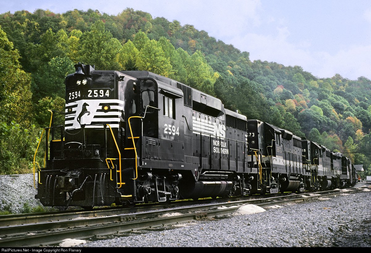 Daily Train Pics Ns Gp30 2594 Formerly A Southern Railway Unit And Pictured Here When It Was A Norfolk Southern Unit Is Now Back In Its Original Livery At The