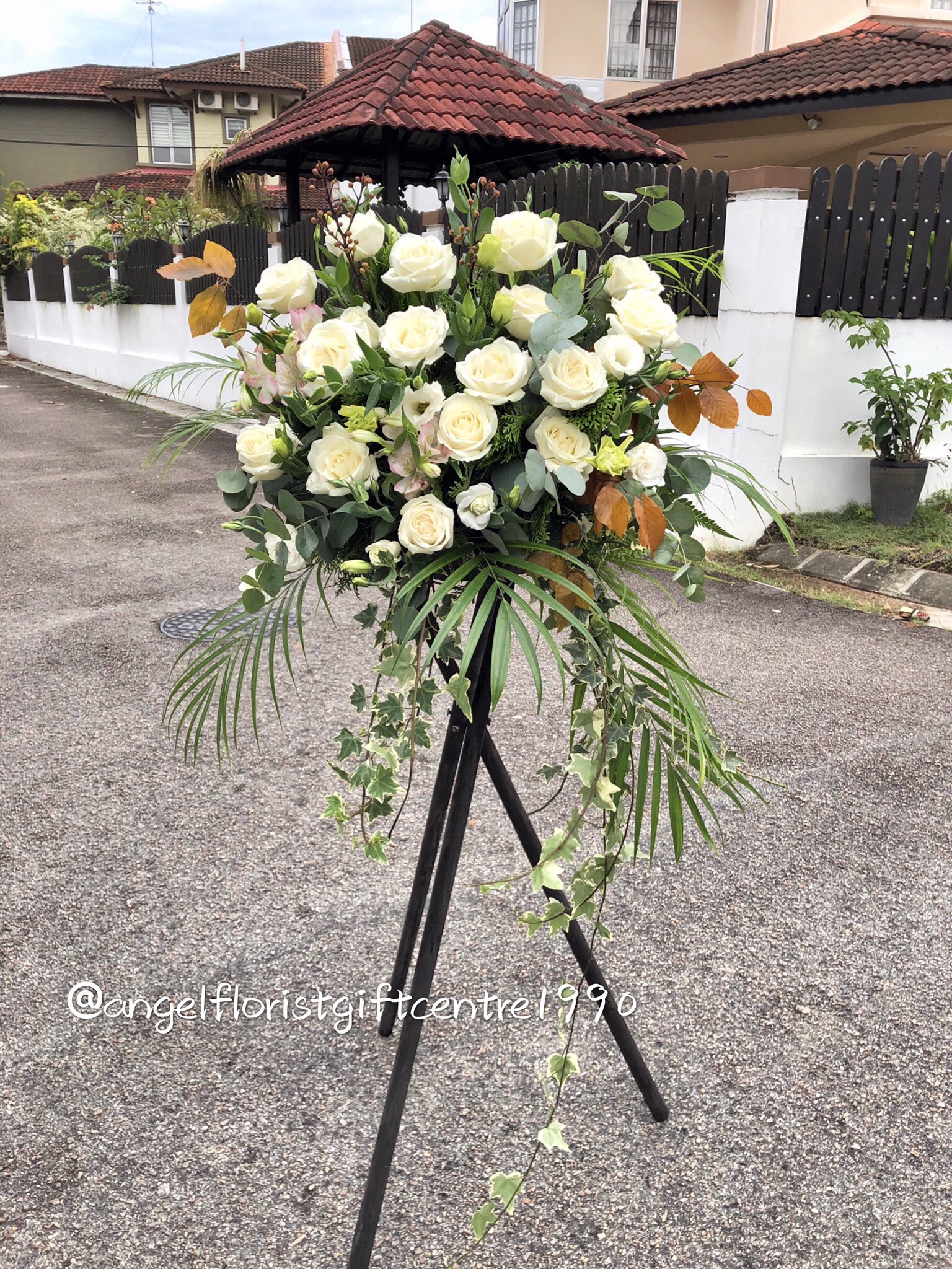 Twitter 上的angel Florists Gift Centre Aw22 Rm 280 Condolences Flower 丧礼花圈 新潮 时尚三脚花圈 实木三角花柱 花圈 双层花圈 三角花架花圈 Sympathyflower Funeralgift Condolences Bunniesbouquet 小兔子手花