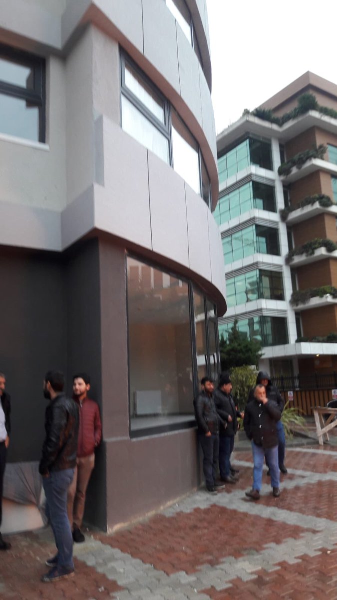 ufuk ceri pa twitter avcilar belesiyesi canan dagdeviren kiz ogrenci yurdu insaatinda calisan 70 insaat iscisi ucretlerini alamadiklari icin yurt onunde direnise basladi https t co avuinyaqcs twitter