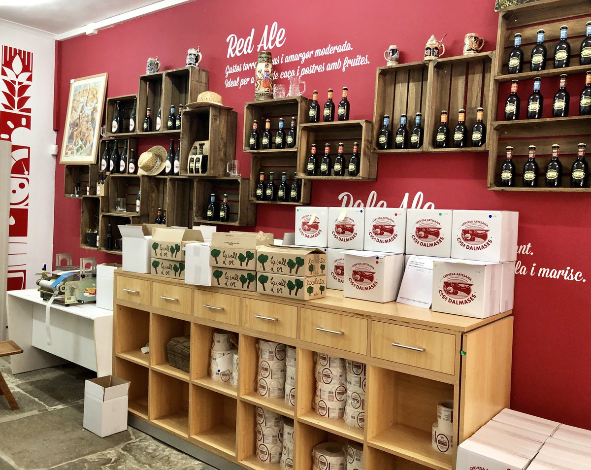 anaruizbcn's tweet image. Casa Dalmases palacete del siglo XVIII en restauración, que además de albergar arte, es obrador de cerveza artesana excelente, y chocolate buenísimo para dar empleo a personas en riesgo de exclusión. @ESADEisocial @ESADE 
#consultoressolidarios #esadealumni