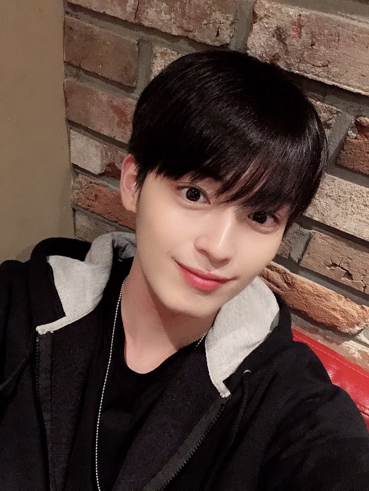 myteen_official's tweet photo. [#준섭] 오늘 같이 쌀쌀한 날씨엔 카페에서 따아!!!😊 https://t.co/hG1b2EUH5M