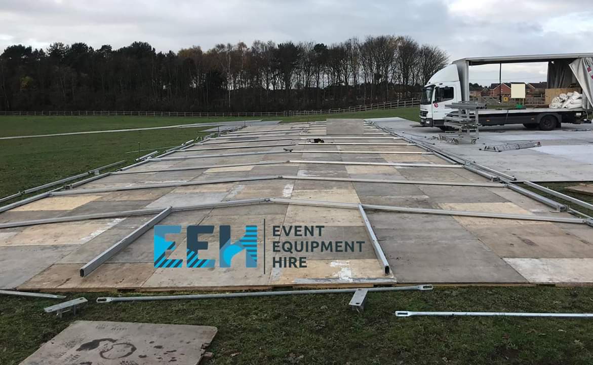 EventEquipHire's tweet photo. 🎶🎵 Its the most wonderful time of the year 🎵🎶
Christmas market building...The team are on schedule, completing all of this on day one 🎄🎄 
#ChristmasMarket #Marquees #eventprofs #Xmas https://t.co/jJdv2FWBEe