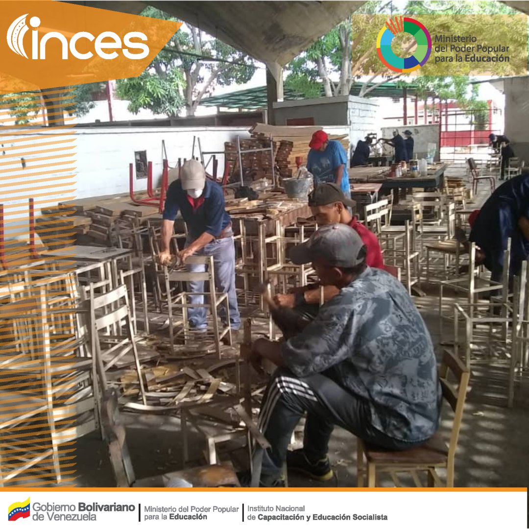 Incesocialista's tweet photo. 🛠️A  través del  Plan Nacional de Recuperación de las mesas sillas/pupitres  los participantes ponen en practica el "aprender haciendo"  con la participación protagónica de las brigadas voluntarias, en el @IncesCarabobo 
#IncesRecuperaMiEscuela

 @NicolasMaduro @psuvaristobulo https://t.co/SRmAnewz9X