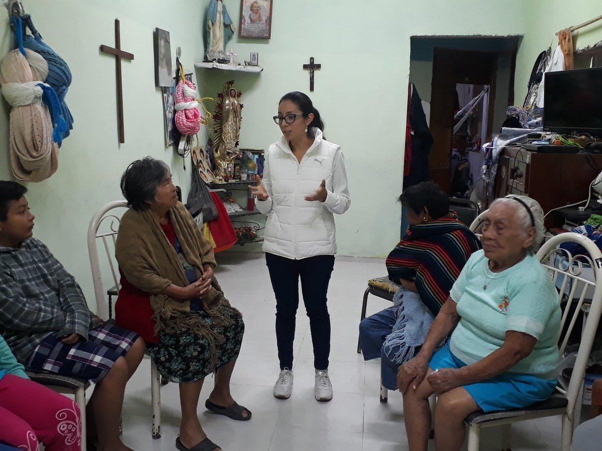viana_pau's tweet photo. La fuerza del distrito uno está en la participación de su gente;  gracias a don Víctor Manzanilla ya los vecinos de la María Luisa por este diálogo que enriquece el trabajo legislativo. 
#PauTuDiputada https://t.co/7JIE1MiHvb
