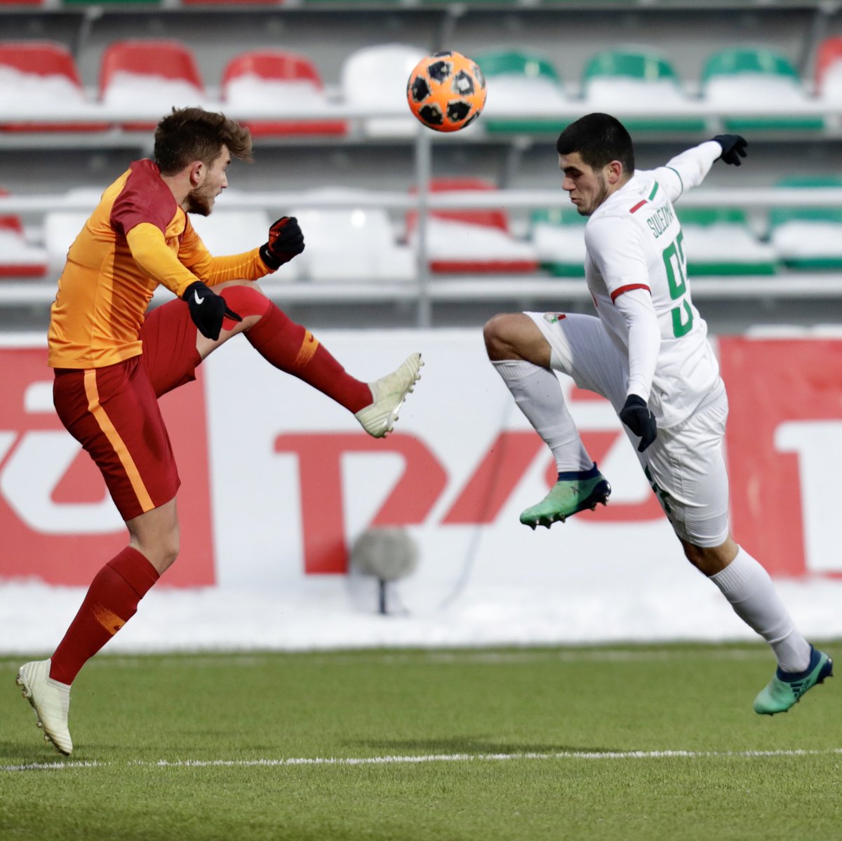 fclokomotiv's tweet photo. Перерыв у нас – 0:0.
Очень холодно в Черкизове, но команды (и мы) держатся!
В начале встречи опаснее был «Локо», но потом турки поджали нас.
#LMFCGS #UYL https://t.co/28ivm4hiVa