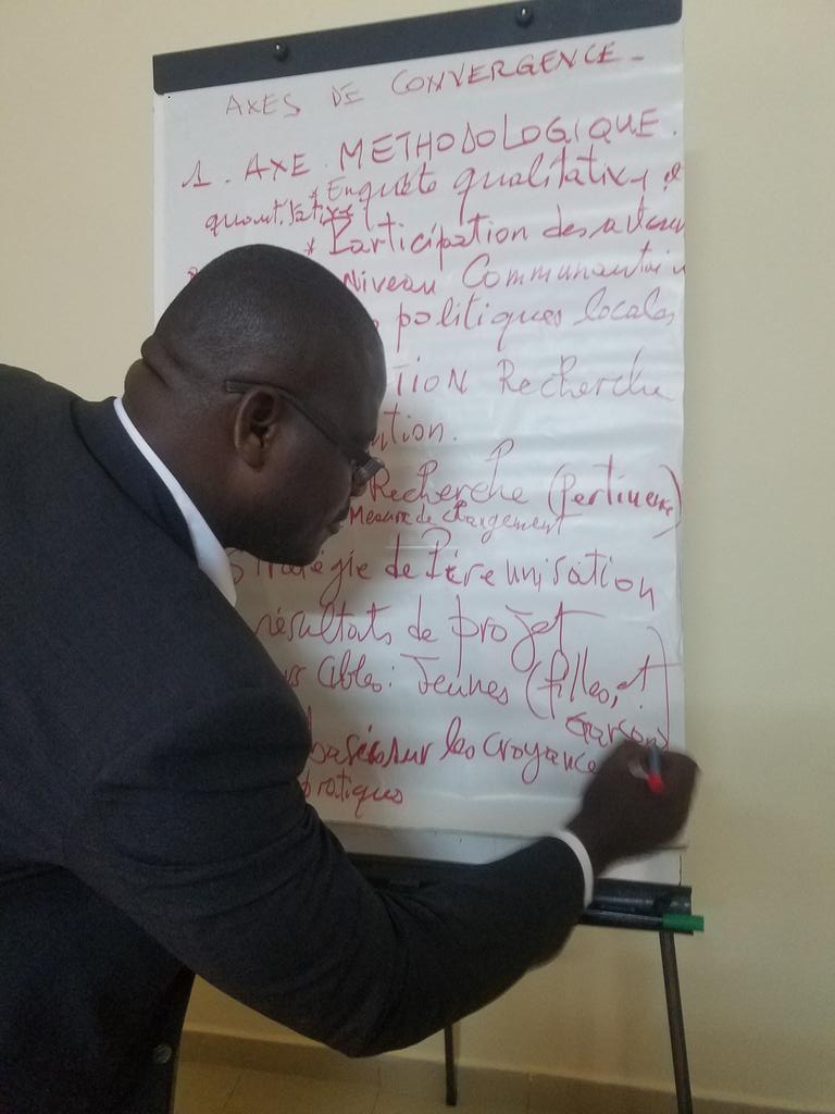 WILDAFAO's tweet photo. Discussion autour des axes de convergence. 
Les participants souhaitent arriver à des résultats innovants en matière de lutte contre le Mariage precoce en Afrique de l'Ouest. 
@IDRC_AFRIQUE #EnoughWithTheSilence #EndChildMarriage @ramata_thioune https://t.co/XmyaHSFx28