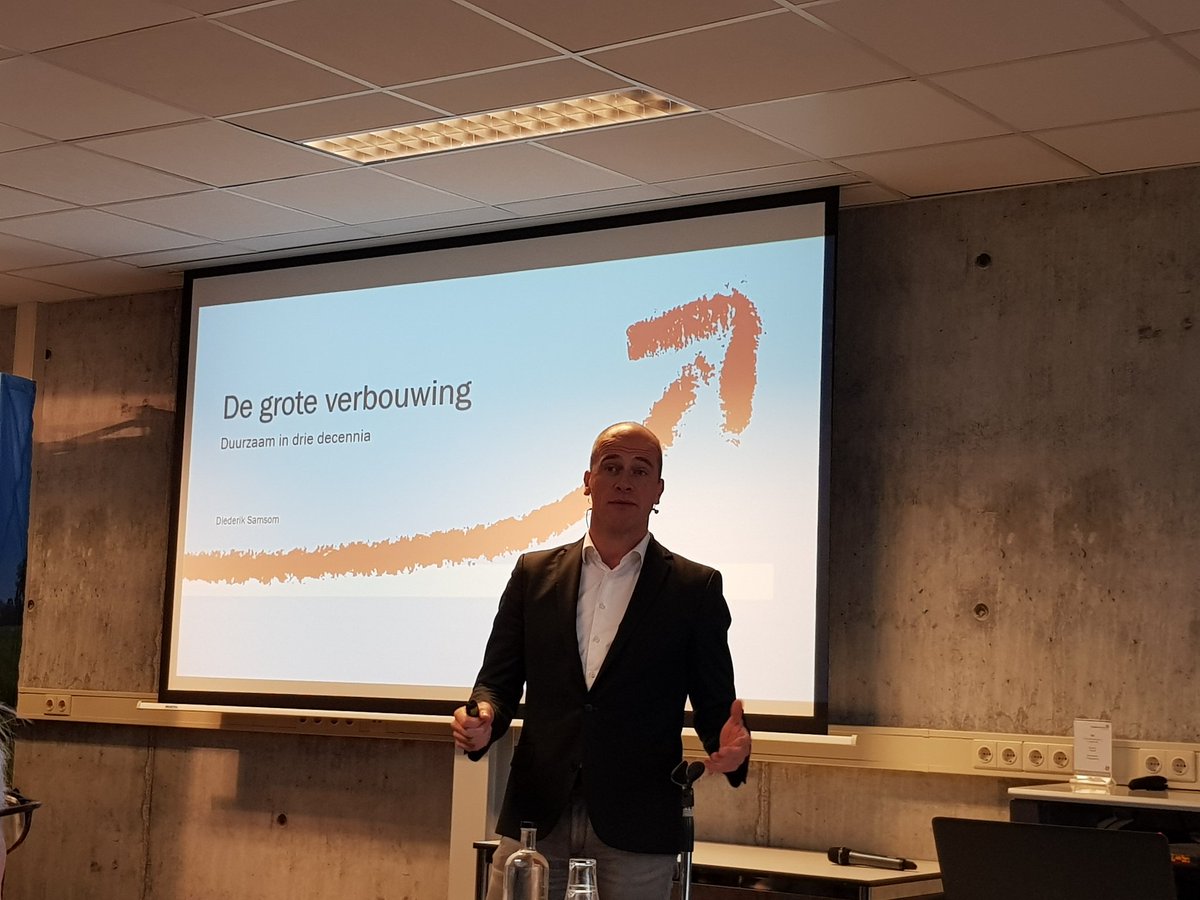 DickvanGinkel's tweet photo. @diederiksamsom trapt af bij #igev meeting #aardgasloze wijken worden bijgepraat over de #klimaattafels #harderwijk @IGEVnieuws https://t.co/kXdPXfOvwi