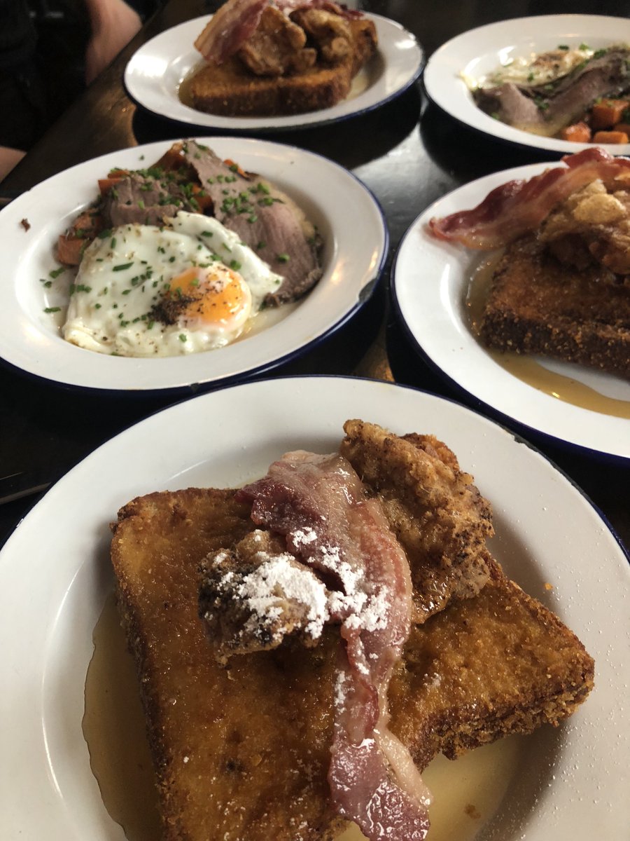 This a how a perfect Saturday looks like! #BottomlessBrunch 
Book now: bit.ly/SmokeyTailsBook