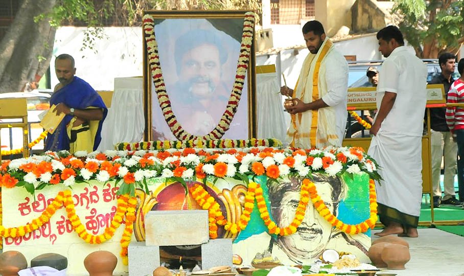 ShivuaDDaHanur's tweet photo. ಕಾವೇರಿ ಮಡಿಲು ಸೇರಿದ ಮಂಡ್ಯದ ಗಂಡು, ಜನರ ನೆನಪಿನಲ್ಲಿಇನ್ನು 'ಅಮರ'
#ShivuaDDa
#ambareeshfinalrites
#Ambareesh
#Ambareeshphotos
#Ambarish
#AbhishekAmbarish
#SumalathaAmbareesh
#AbhishekAmbareesh
#Kaveri https://t.co/dkbwzgCkWf