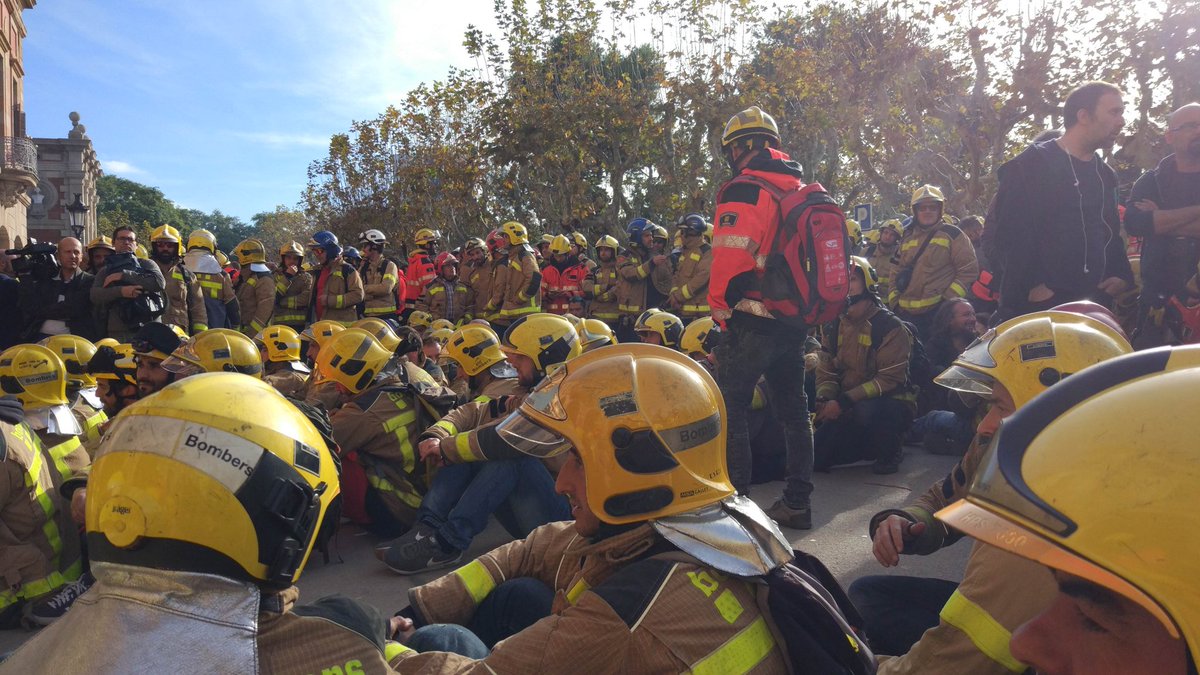 XeviVilardell's tweet photo. Ara els mossos tenen un company bomber retingut. Han agafan un ostatge. I no el tornen.
Nosaltres plantats davant del parlament fins que ens el tornin.

No han entès res

Fa un moment bombers i sanitaris els cantavem als mossos:
A tu!
A tu!
A tu també t'afecta!

#BombersEnLluita https://t.co/ZnRmT6lqji