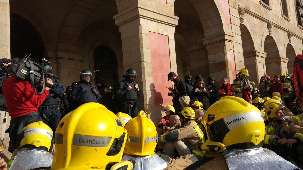 XeviVilardell's tweet photo. Ara els mossos tenen un company bomber retingut. Han agafan un ostatge. I no el tornen.
Nosaltres plantats davant del parlament fins que ens el tornin.

No han entès res

Fa un moment bombers i sanitaris els cantavem als mossos:
A tu!
A tu!
A tu també t'afecta!

#BombersEnLluita https://t.co/ZnRmT6lqji
