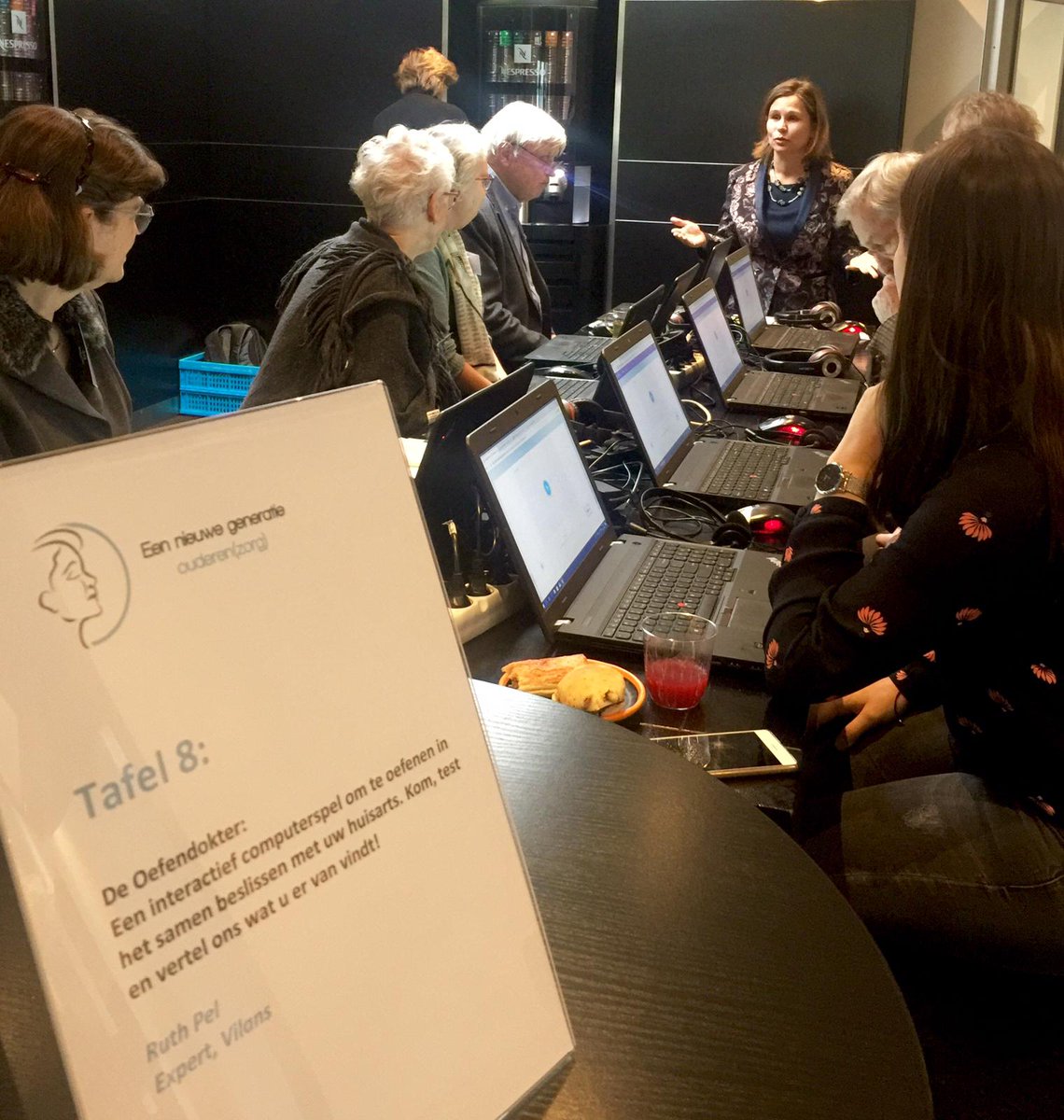 Volgende week donderdag lanceren we De Oefendokter! Vandaag hebben we, samen met @VilansNL, nog een laatste gebruikerstest gedaan op het #ngoz congres. Wil je de lancering bijwonen? Kijk dan op dialoguetrainer.com/oefendokter/ #ouderenzorg #seriousgame #eHealth