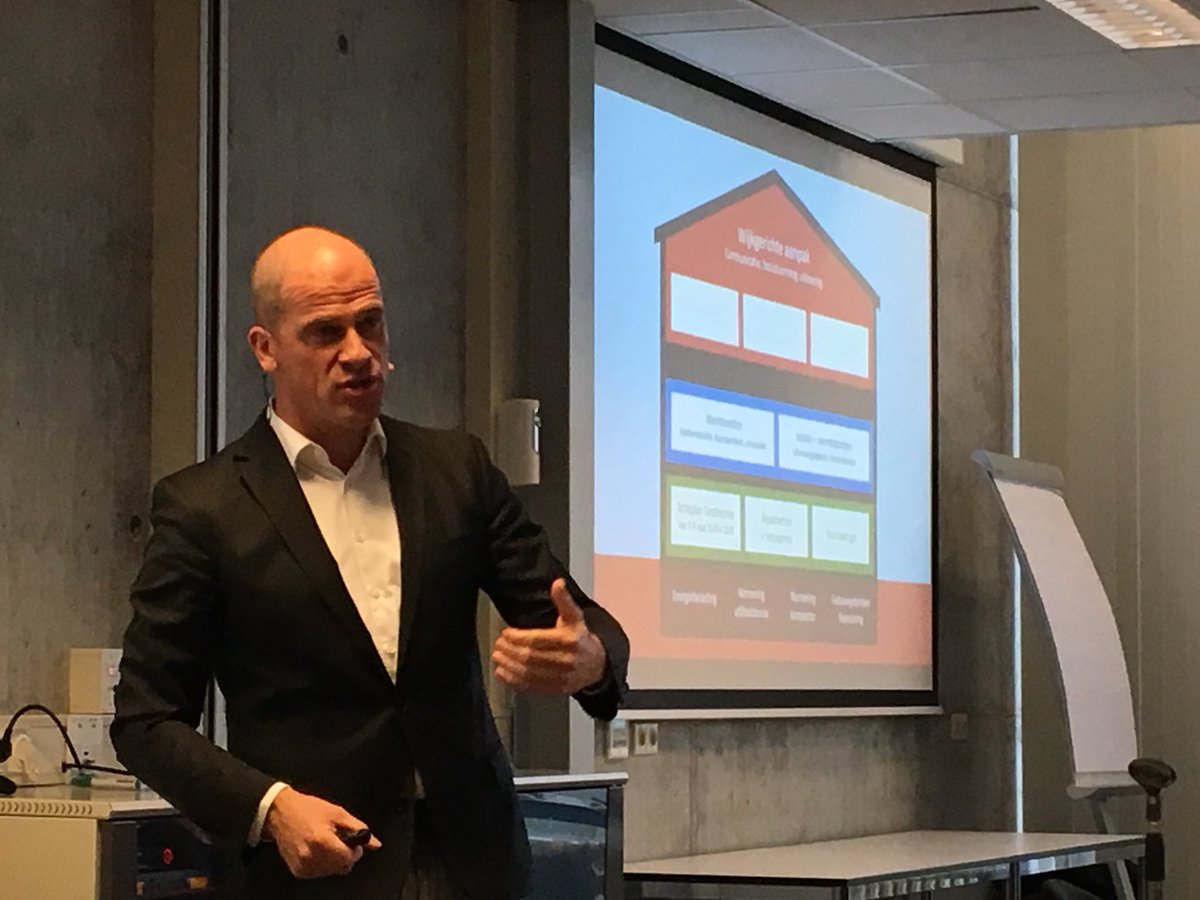 debatdame's tweet photo. Onvermoeibaar op missie, Diederik Samsom over aardgasvrije wijken in de regio Noord-Veluwe bij @IGEVnieuws #IGEV https://t.co/ZA7Kj0sb6N