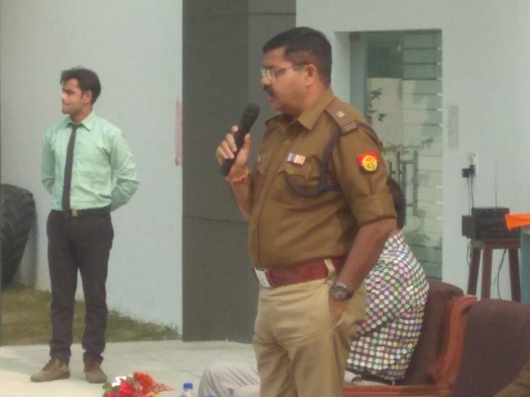 budaunpolice's tweet photo. मत करो इतनी मस्ती...ज़िन्दगी नही है सस्ती
एक भूल करें नुक़सान...छीने खुशियां और मुस्कान
#TrafficMonthUP के दौरान SP CITYजितेंद्र श्रीवास्तव द्वारा स्कूल/कॉलेजों में #SavdhaniHiSuraksha यातायात नियमों के प्रति जागरूक किया
#budaunpolice आपकी सुरक्षा में सदैव तत्पर @adgzonebareilly https://t.co/UtTOCwXE80