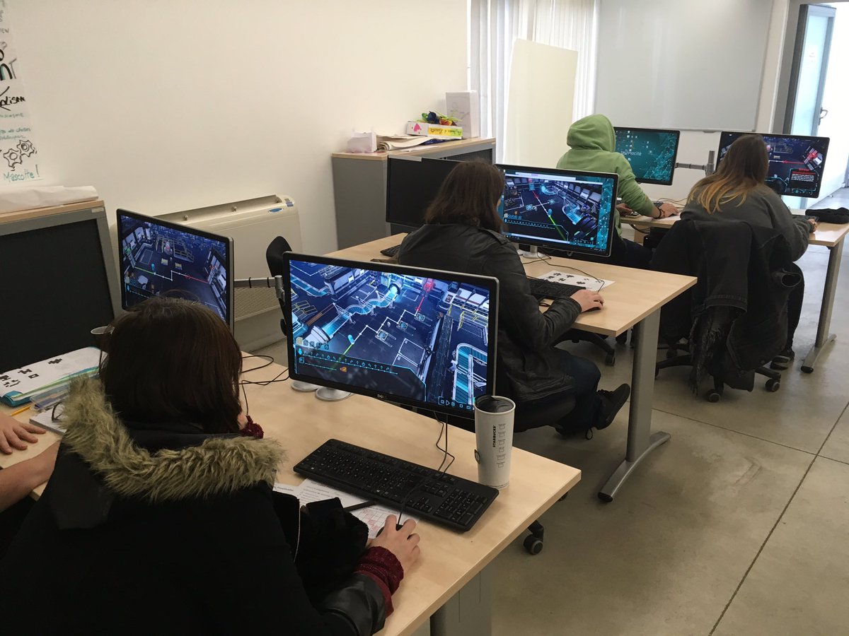 martiiw's tweet image. Discovery of programming logic with @AlgoBot of @FishingCactus for trainees on UX Design of @Technocite #CSforAll #WallCode @digitalwallonia