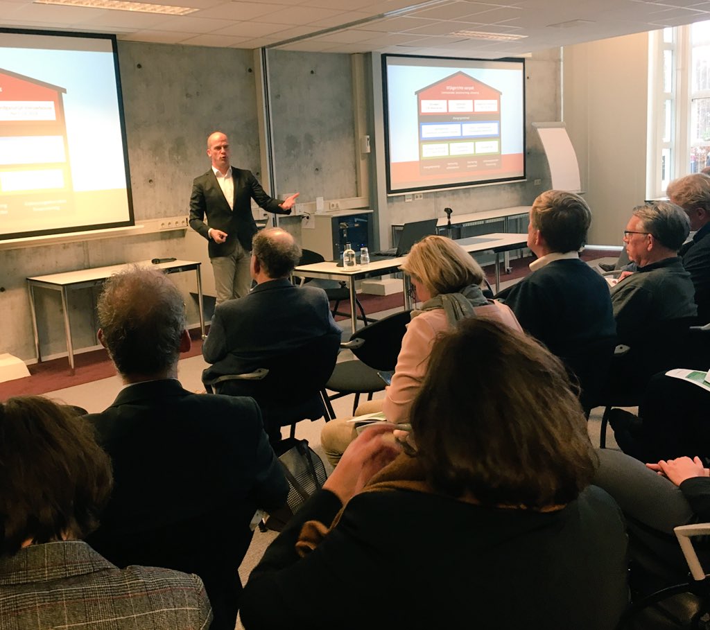 veluweduurzaam's tweet photo. Congres over gasloze wijken met @diederiksamsom in @gemharderwijk: ‘Voor wijkgerichte aanpak zijn startmotoren nodig: Mensen en organisaties die willen. Woning corporaties kunnen daar een sleutelrol in vervullen.’ #IGEV https://t.co/X57hi8bmqg