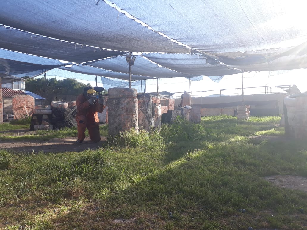 ¿Sabías que el paintball es un deporte? Aquí la astucia, la estrategia, trabajo en equipo y planificación son claves para el éxito. ¡Desde ahora ya puedes reservar tu adrenalínica hora en @NoMercyPaintballField con <a href="/easycancha_com/">easycancha</a> !