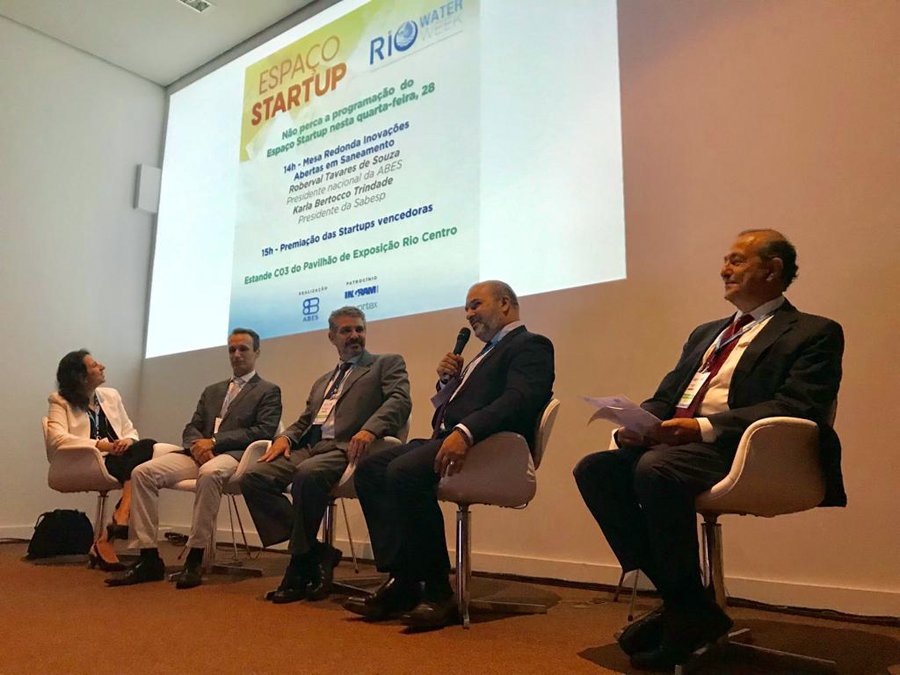 sabesp's tweet photo. Karla Bertocco, diretora-presidente da #sabesp, participa da #riowaterweek. Sobre o marco regulatório, Karla defende que "o foco tem de ser na eficiência das empresas. O grande desafio da regulação vai ser comparar e definir metas, pois o país tem realidades muito diferentes". https://t.co/f1QPpDWhHE