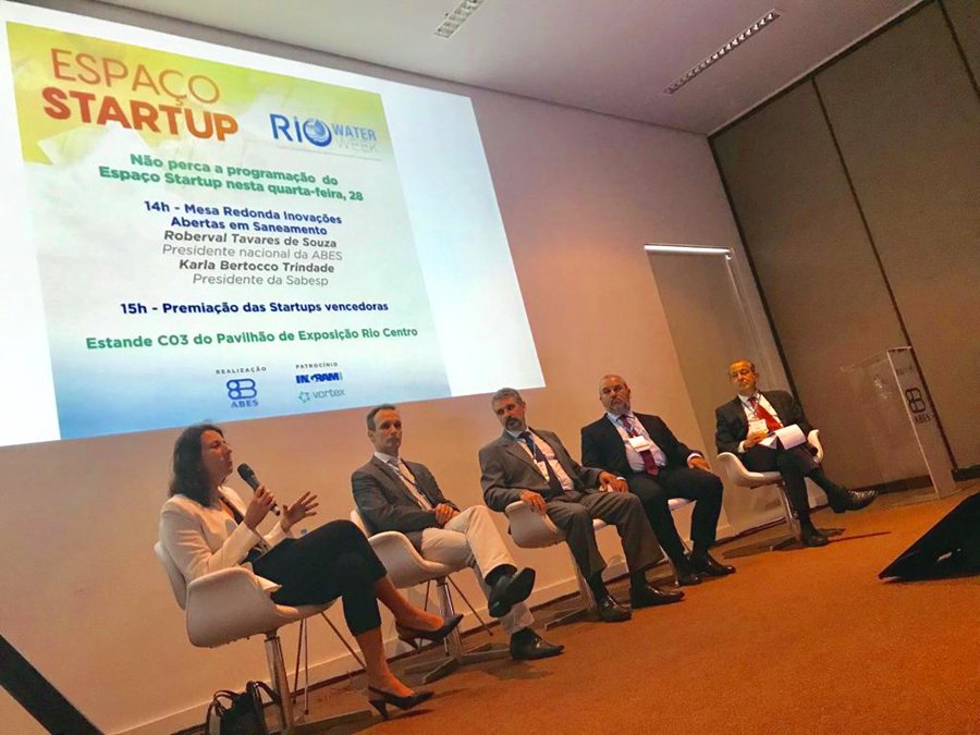sabesp's tweet photo. Karla Bertocco, diretora-presidente da #sabesp, participa da #riowaterweek. Sobre o marco regulatório, Karla defende que "o foco tem de ser na eficiência das empresas. O grande desafio da regulação vai ser comparar e definir metas, pois o país tem realidades muito diferentes". https://t.co/f1QPpDWhHE