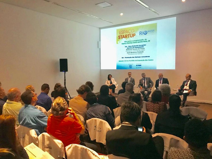 sabesp's tweet photo. Karla Bertocco, diretora-presidente da #sabesp, participa da #riowaterweek. Sobre o marco regulatório, Karla defende que "o foco tem de ser na eficiência das empresas. O grande desafio da regulação vai ser comparar e definir metas, pois o país tem realidades muito diferentes". https://t.co/f1QPpDWhHE